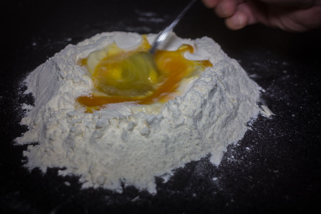 Kako pripremiti svježu tjesteninu (tagliatelle) - miješanje jaja