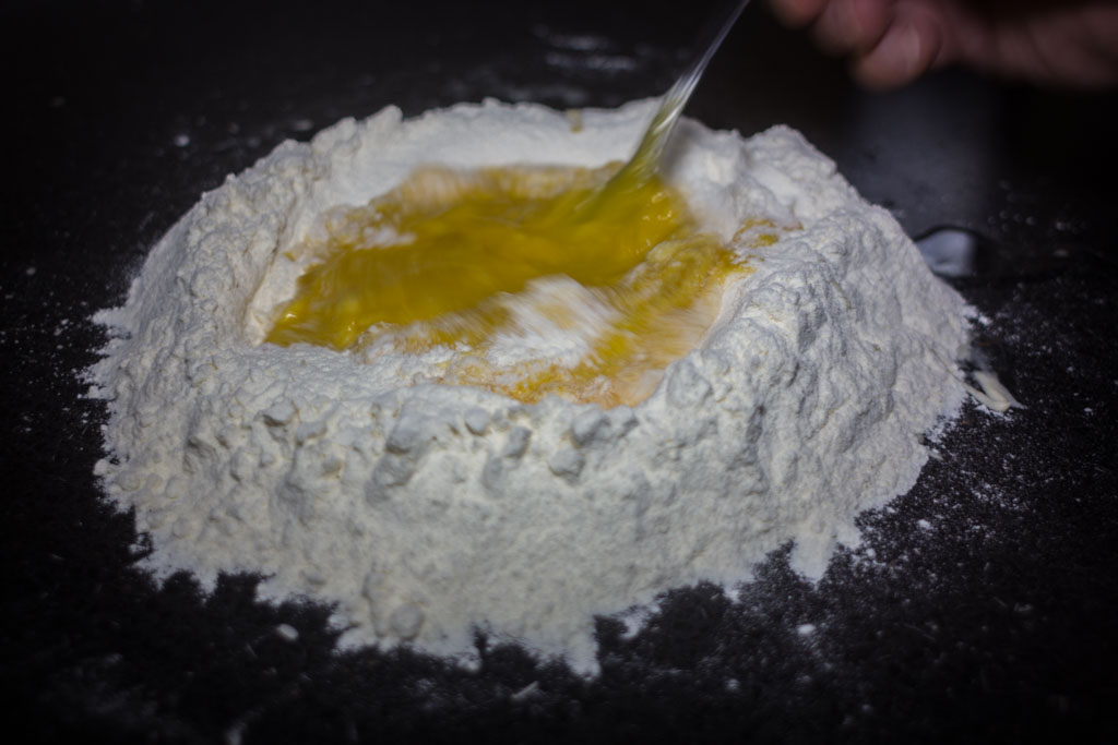 Kako pripremiti svježu tjesteninu (tagliatelle) - miješanje